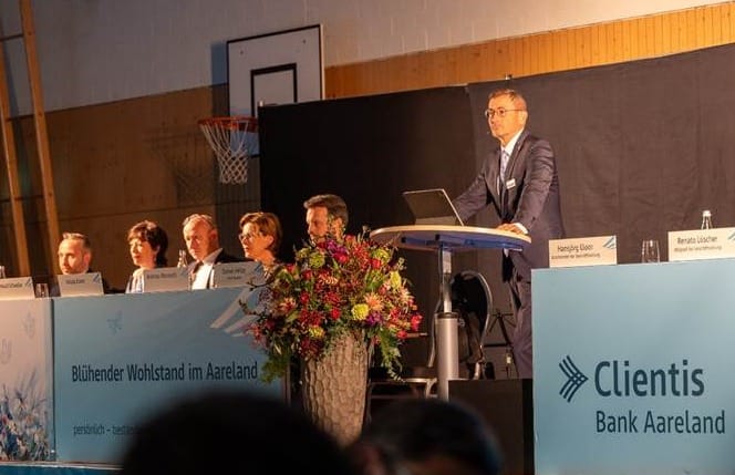 Ein Bild, das Kleidung, Person, Im Haus, Mann enthält.
KI-generierte Inhalte können fehlerhaft sein.