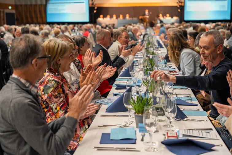 Ein Bild, das Kleidung, Person, Frau, Mann enthält.
KI-generierte Inhalte können fehlerhaft sein.