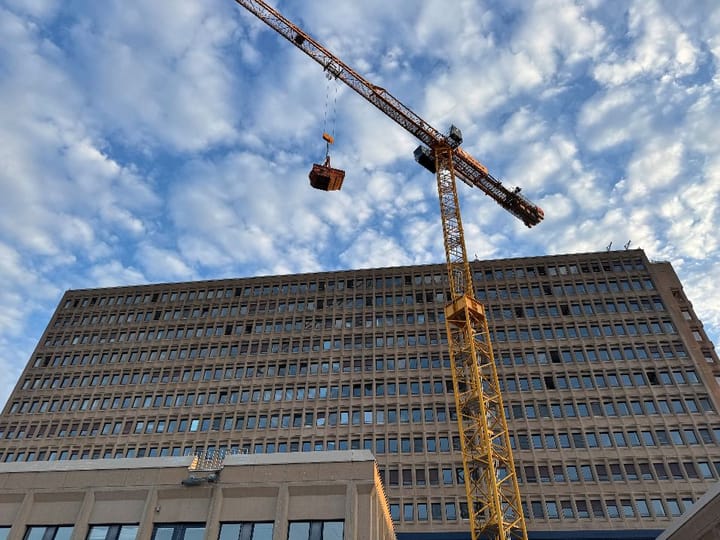 Sanierung mit Stromproduktion: Im KSB-Altbau kommt der Kran der Zukunft zum Einsatz