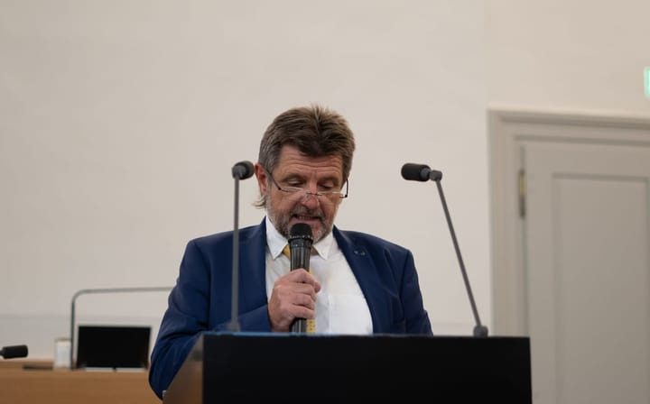 Hammerschlag: Mitte will Gewinnsteuersenkung auf 12 Prozent prüfen lassen - kann sie so SVP und FDP dazu bringen, Steuern für natürliche Personen nur um 5 statt 8 Prozent zu senken?