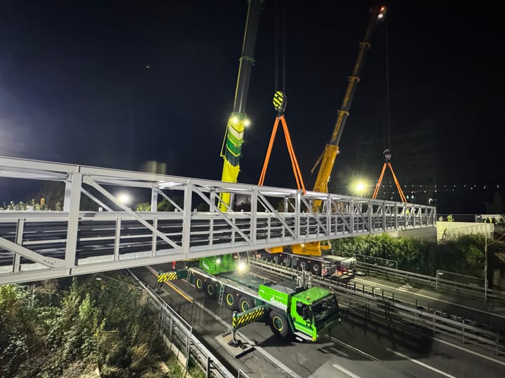 Rohrbrücke über die A4: BRUGG Pipes liefert Fernwärmerohre für den Wärmeverbund Ennetsee