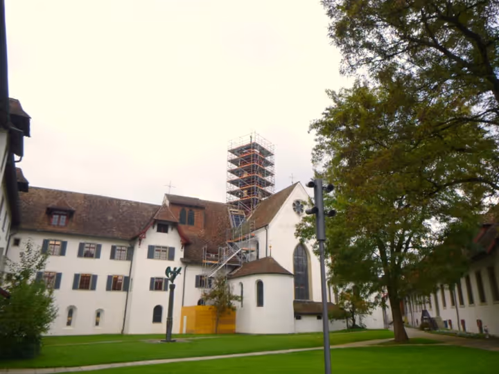 Restaurierung der Klosterkirche Wettingen: Entfernung von Gebäudeschadstoffen am Glockenturm