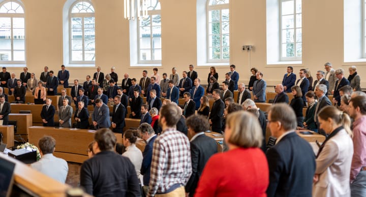 Grosser Rat überweist hochumstrittenen Vorstoss zum Eigenmietwert - Gedenkminute für Opfer von Crans-Montana -                 Urs Plüss neuer Ratspräsident - mit sieben Fotos zur Debatte